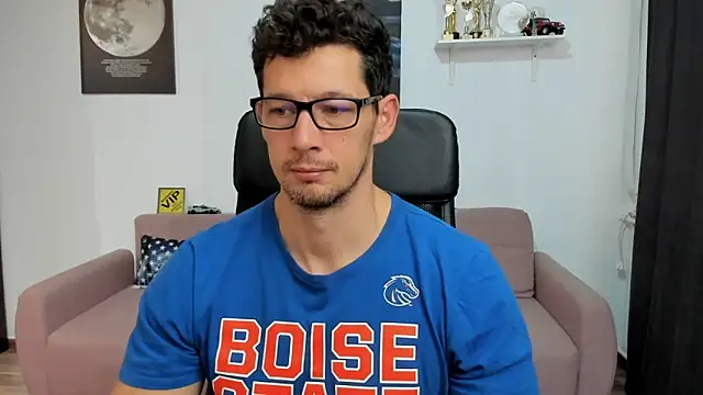 Snapshot of BrutusK08 chatting on 11-25-25, 08:03 BrutusK08 online show from 11-25-25, 08:03