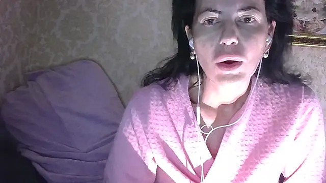 Snapshot of StunnigArt chatting on 06-06-26, 01:11 StunnigArt online show from 06-06-26, 01:11