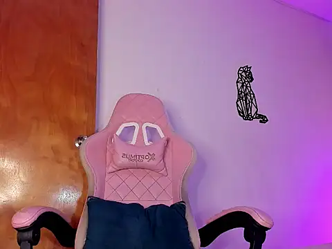 Snapshot of emily_lady20 chatting on 11-14-25, 05:17 emily lady20 online show from 11-14-25, 05:17