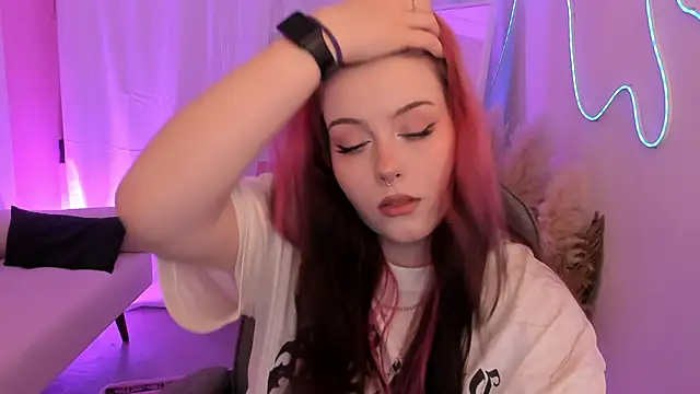 Snapshot of CoralineKeyns chatting on 06-15-26, 05:20 CoralineKeyns online show from 06-15-26, 05:20