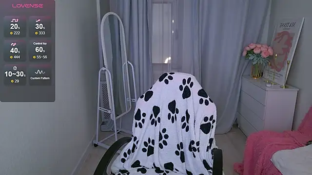 Snapshot of LovelyJessie chatting on 11-11-25, 01:44 LovelyJessie online show from 11-11-25, 01:44