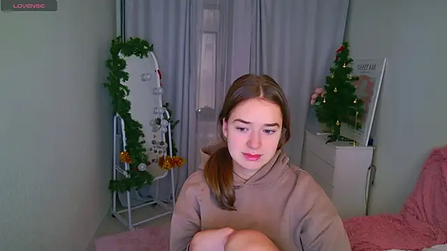 Snapshot of LovelyJessie chatting on 12-15-25, 01:37 LovelyJessie online show from 12-15-25, 01:37