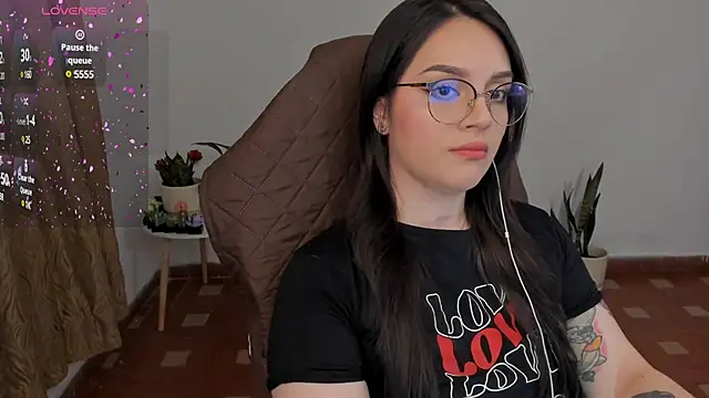 Snapshot of anaveleeez chatting on 12-19-24, 02:34 anaveleeez online show from 12-19-24, 02:34