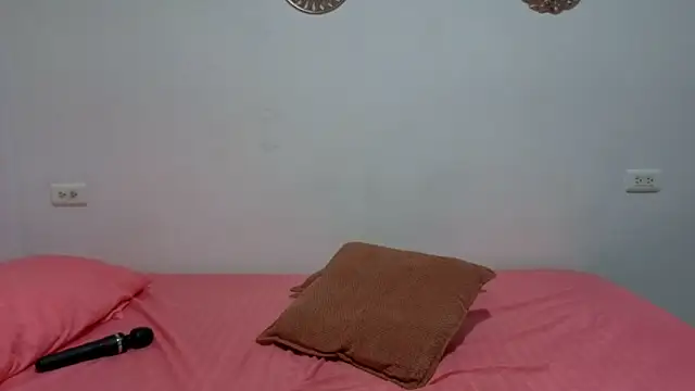 Snapshot of Issa_Km_ chatting on 12-20-25, 11:34 Issa Km online show from 12-20-25, 11:34