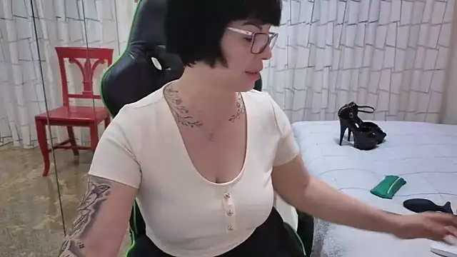 Snapshot of __Nina chatting on 03-17-25, 01:08 Nina online show from 03-17-25, 01:08