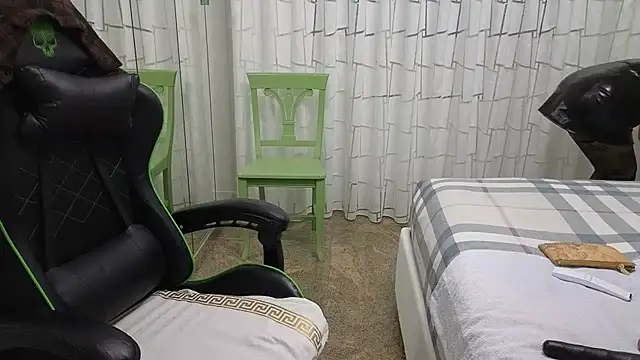 Snapshot of __Nina chatting on 10-14-25, 12:06 Nina online show from 10-14-25, 12:06