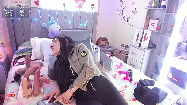 Snapshot of Rapunzeell_ chatting on 11-18-25, 08:02 Rapunzeell online show from 11-18-25, 08:02