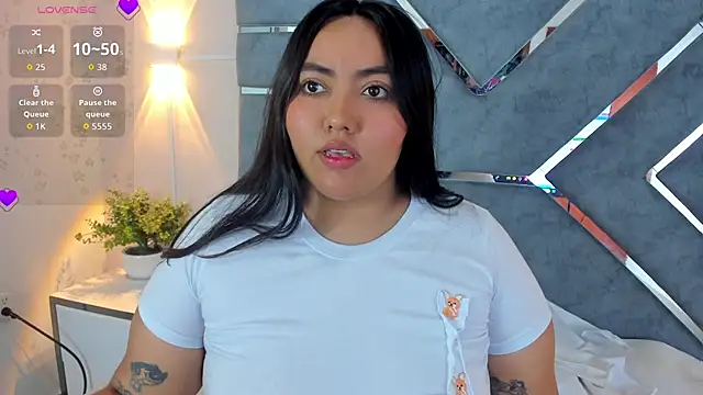 Snapshot of LucciaPorter chatting on 06-23-26, 03:32 LucciaPorter online show from 06-23-26, 03:32