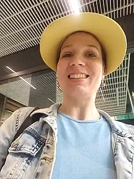 Snapshot of Exhibitionsplit chatting on 02-17-25, 01:10 Exhibitionsplit online show from 02-17-25, 01:10