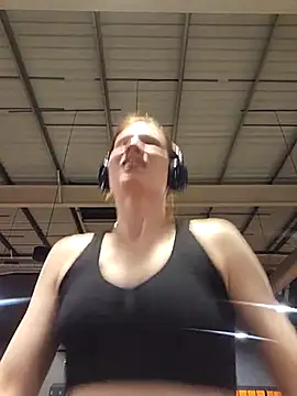 Snapshot of Exhibitionsplit chatting on 03-05-25, 08:21 Exhibitionsplit online show from 03-05-25, 08:21