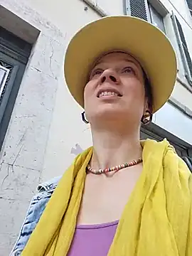 Snapshot of Exhibitionsplit chatting on 03-06-25, 01:14 Exhibitionsplit online show from 03-06-25, 01:14