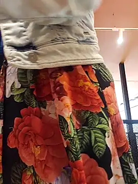 Snapshot of Exhibitionsplit chatting on 03-08-25, 11:27 Exhibitionsplit online show from 03-08-25, 11:27