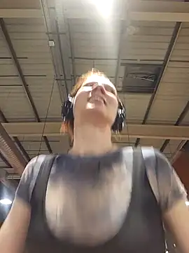 Snapshot of Exhibitionsplit chatting on 03-08-25, 08:03 Exhibitionsplit online show from 03-08-25, 08:03