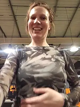 Snapshot of Exhibitionsplit chatting on 03-13-25, 10:21 Exhibitionsplit online show from 03-13-25, 10:21