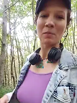 Snapshot of Exhibitionsplit chatting on 09-28-25, 11:04 Exhibitionsplit online show from 09-28-25, 11:04