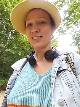 Snapshot of Exhibitionsplit chatting on 09-30-25, 11:59 Exhibitionsplit online show from 09-30-25, 11:59