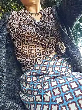 Snapshot of Exhibitionsplit chatting on 10-17-25, 11:46 Exhibitionsplit online show from 10-17-25, 11:46