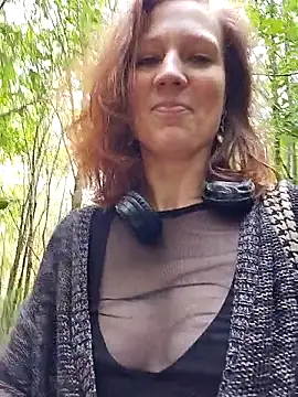 Snapshot of Exhibitionsplit chatting on 10-31-25, 10:38 Exhibitionsplit online show from 10-31-25, 10:38