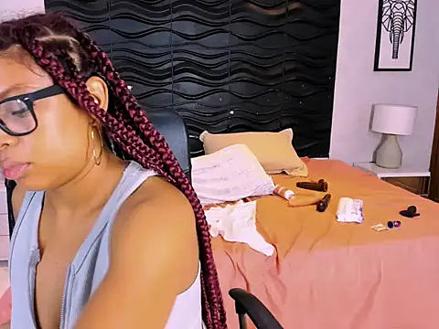 Snapshot of Naomi_Tylers chatting on 10-26-25, 02:17 Naomi Tylers online show from 10-26-25, 02:17