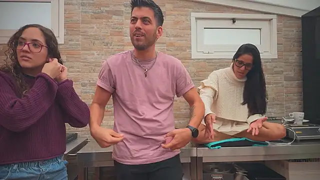 Snapshot of barfantasy chatting on 10-21-25, 08:37 barfantasy online show from 10-21-25, 08:37