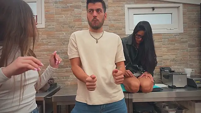 Snapshot of barfantasy chatting on 10-27-25, 09:46 barfantasy online show from 10-27-25, 09:46