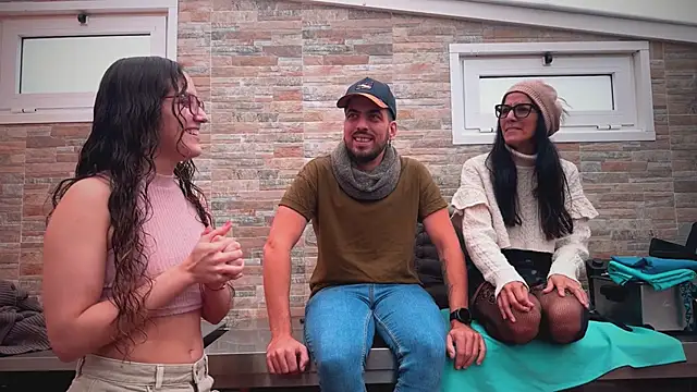 Snapshot of barfantasy chatting on 11-24-25, 10:15 barfantasy online show from 11-24-25, 10:15