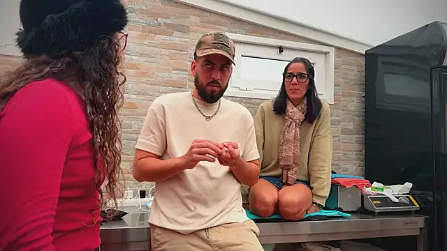 Snapshot of barfantasy chatting on 01-12-26, 10:20 barfantasy online show from 01-12-26, 10:20