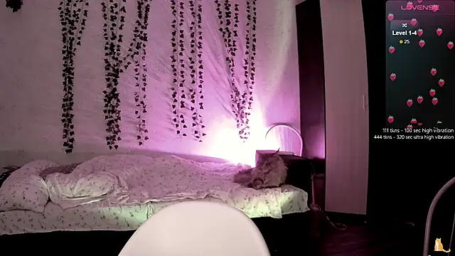 strawberry elfcat online show from 10-29-25, 03:36