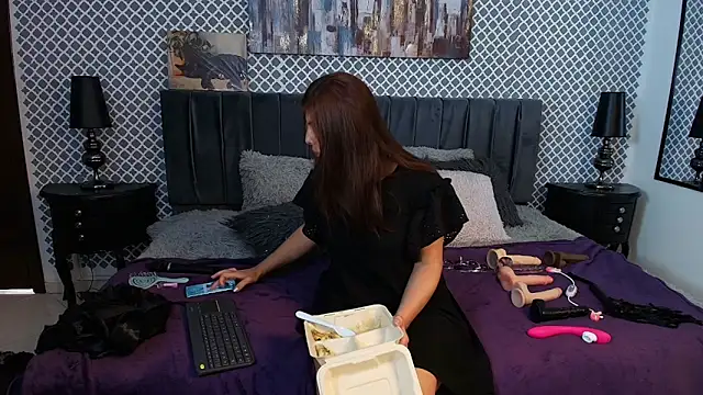 Snapshot of scarlett_moore chatting on 03-09-25, 04:00 scarlett moore online show from 03-09-25, 04:00