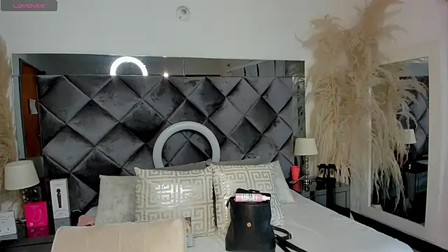 sofhiaa adaams online show from 10-27-25, 10:36