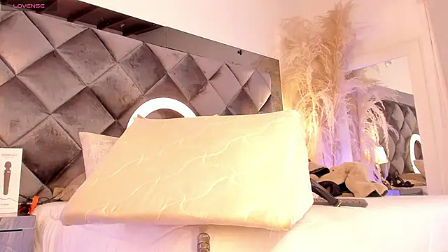 sofhiaa adaams online show from 10-30-25, 11:16