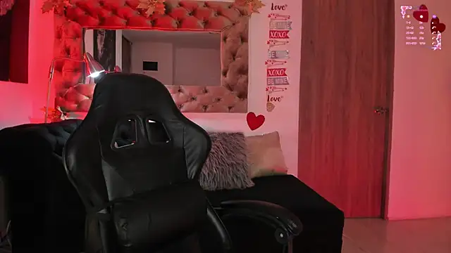 Snapshot of AmelyaMann chatting on 02-25-26, 01:43 AmelyaMann online show from 02-25-26, 01:43