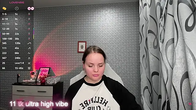 Snapshot of flower_sarah_ chatting on 10-30-25, 09:26 flower sarah online show from 10-30-25, 09:26