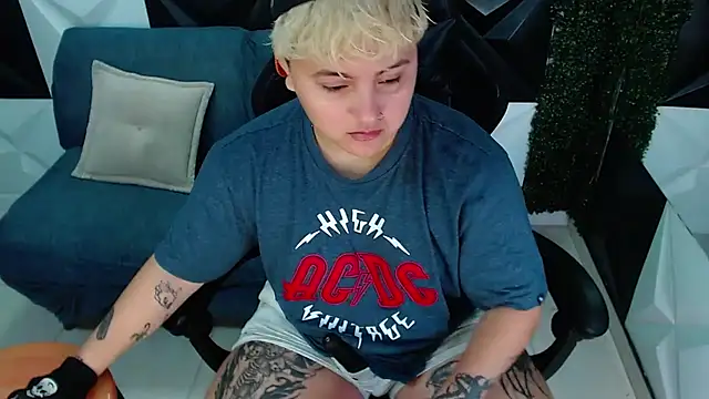 isabeautyx19 online show from 01-06-25, 02:03