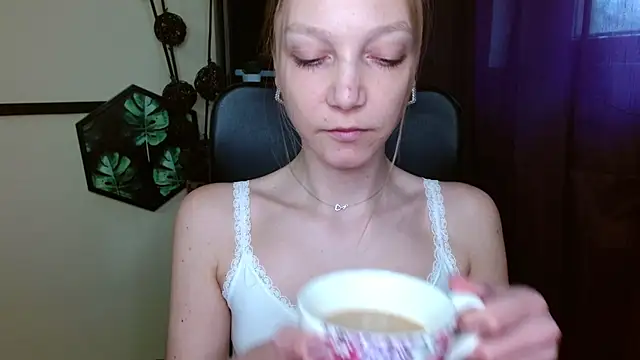 Snapshot of EmillyPlay chatting on 04-21-26, 05:36 EmillyPlay online show from 04-21-26, 05:36