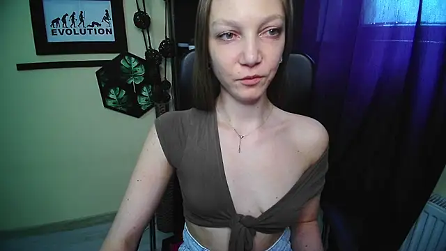 Snapshot of EmillyPlay chatting on 05-19-26, 12:44 EmillyPlay online show from 05-19-26, 12:44