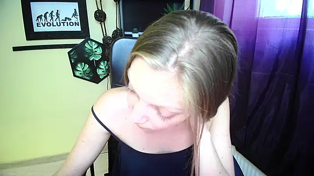 Snapshot of EmillyPlay chatting on 06-03-26, 02:33 EmillyPlay online show from 06-03-26, 02:33