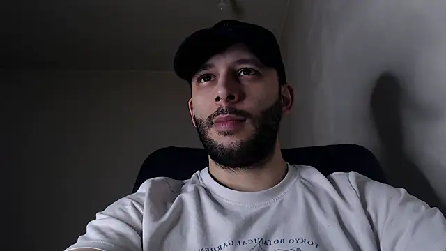 Snapshot of henryaxe chatting on 12-17-25, 02:45 henryaxe online show from 12-17-25, 02:45