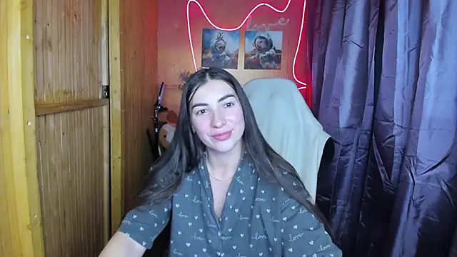 Fiery Brunette  online show from 12-24-24, 05:55