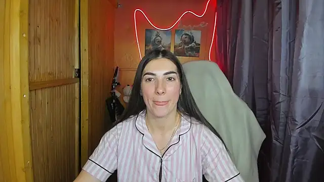 Fiery Brunette  online show from 02-18-25, 09:43