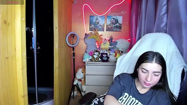 Fiery Brunette  online show from 04-04-26, 12:02