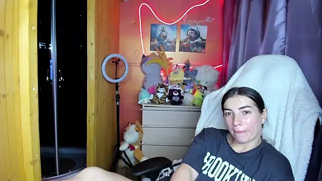 Fiery Brunette  online show from 04-06-26, 11:44