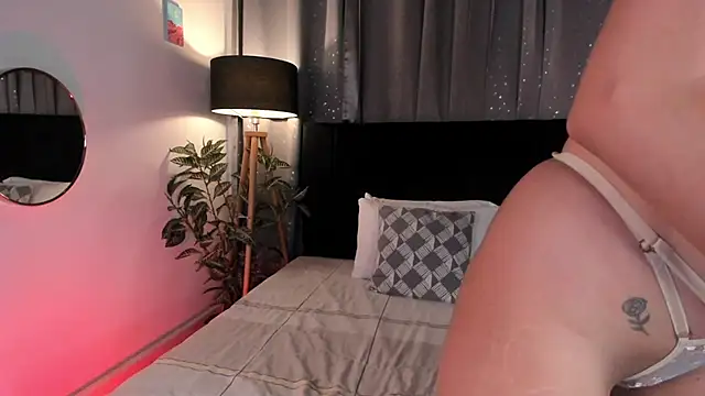 Snapshot of Lauren-Rosse chatting on 02-01-25, 08:37 Lauren-Rosse online show from 02-01-25, 08:37