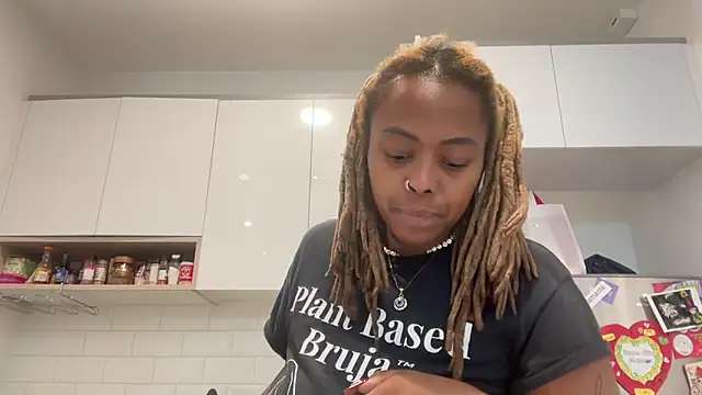 Snapshot of ChocolateCakeQueen chatting on 02-03-25, 12:25 ChocolateCakeQueen online show from 02-03-25, 12:25