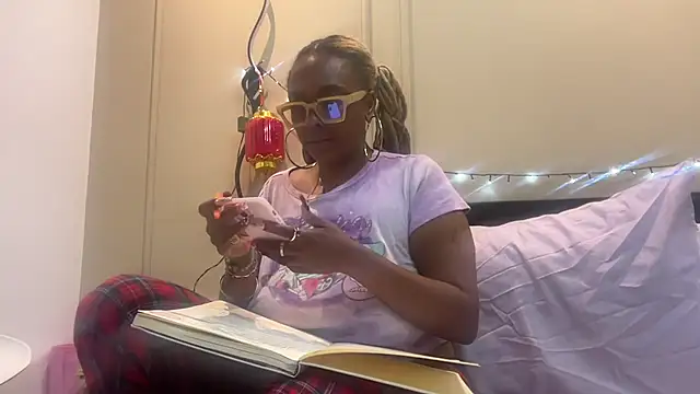 Snapshot of ChocolateCakeQueen chatting on 02-11-25, 02:14 ChocolateCakeQueen online show from 02-11-25, 02:14