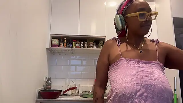 Snapshot of ChocolateCakeQueen chatting on 02-11-25, 11:12 ChocolateCakeQueen online show from 02-11-25, 11:12