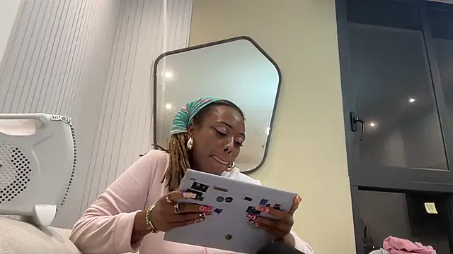 Snapshot of ChocolateCakeQueen chatting on 02-19-25, 12:25 ChocolateCakeQueen online show from 02-19-25, 12:25