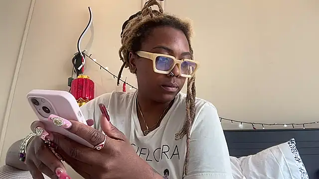 Snapshot of ChocolateCakeQueen chatting on 02-22-25, 08:31 ChocolateCakeQueen online show from 02-22-25, 08:31