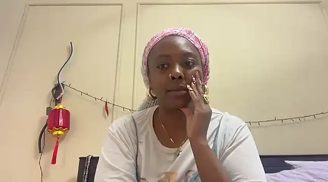 Snapshot of ChocolateCakeQueen chatting on 02-28-25, 12:43 ChocolateCakeQueen online show from 02-28-25, 12:43