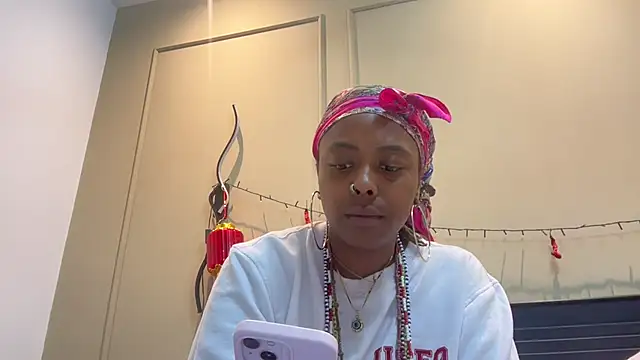 Snapshot of ChocolateCakeQueen chatting on 03-02-25, 11:42 ChocolateCakeQueen online show from 03-02-25, 11:42